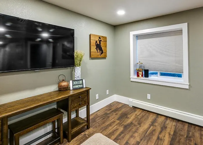Apartment Gem < 1/2 Mi To Of Wyoming! *